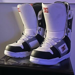 Snowboarding boots